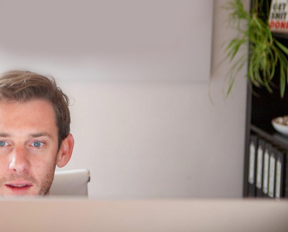 Wouter Rikkerink achter de computer