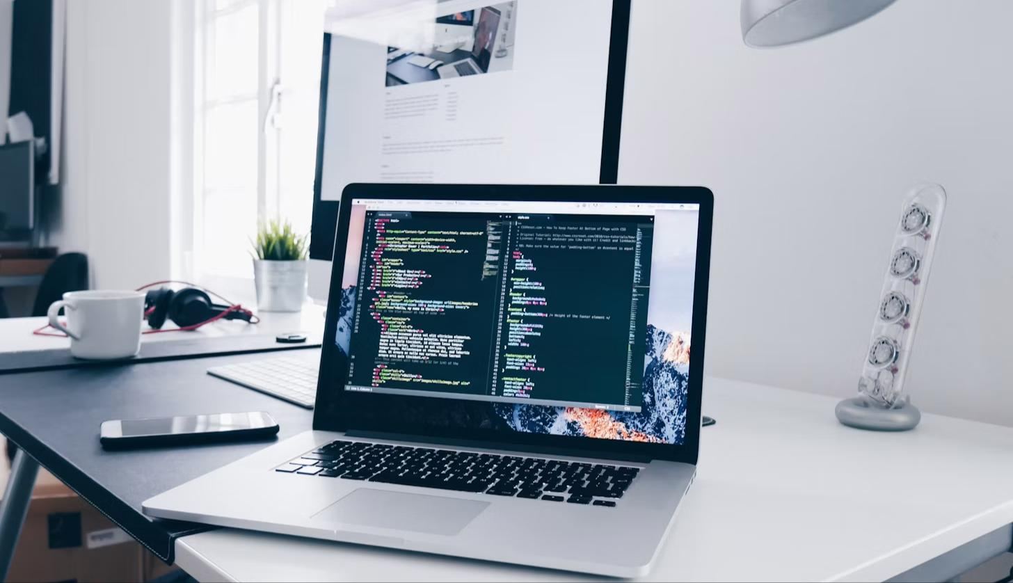 Webshop in aanbouw op een laptop