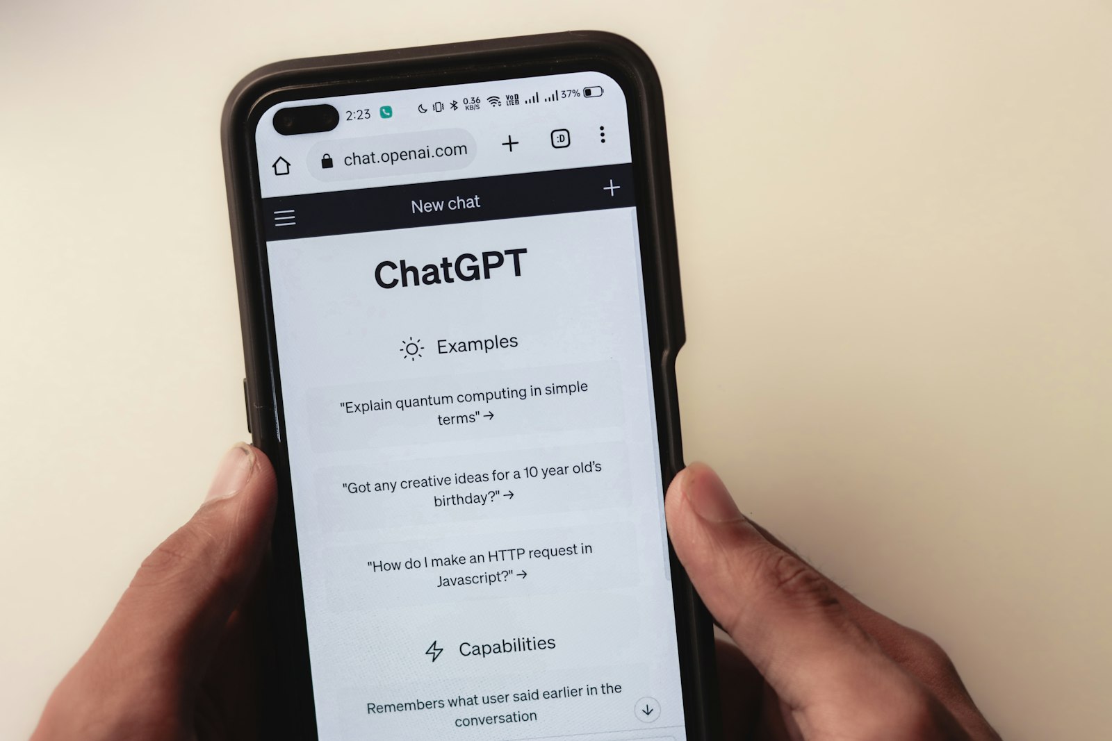 Persoon stelt een vraag in een chatapp op de smartphone