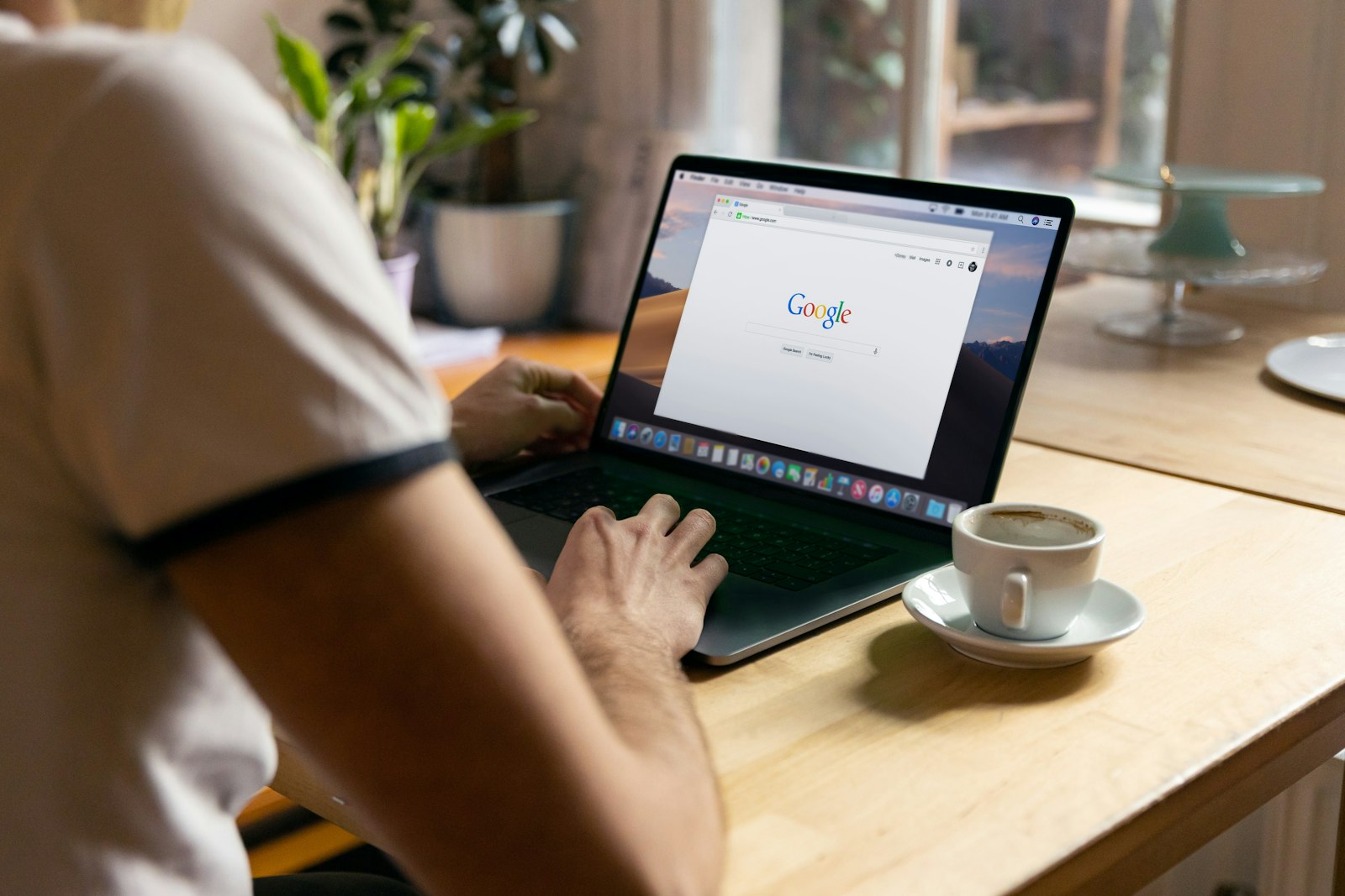 Persoon werkt op een laptop aan online vindbaarheid