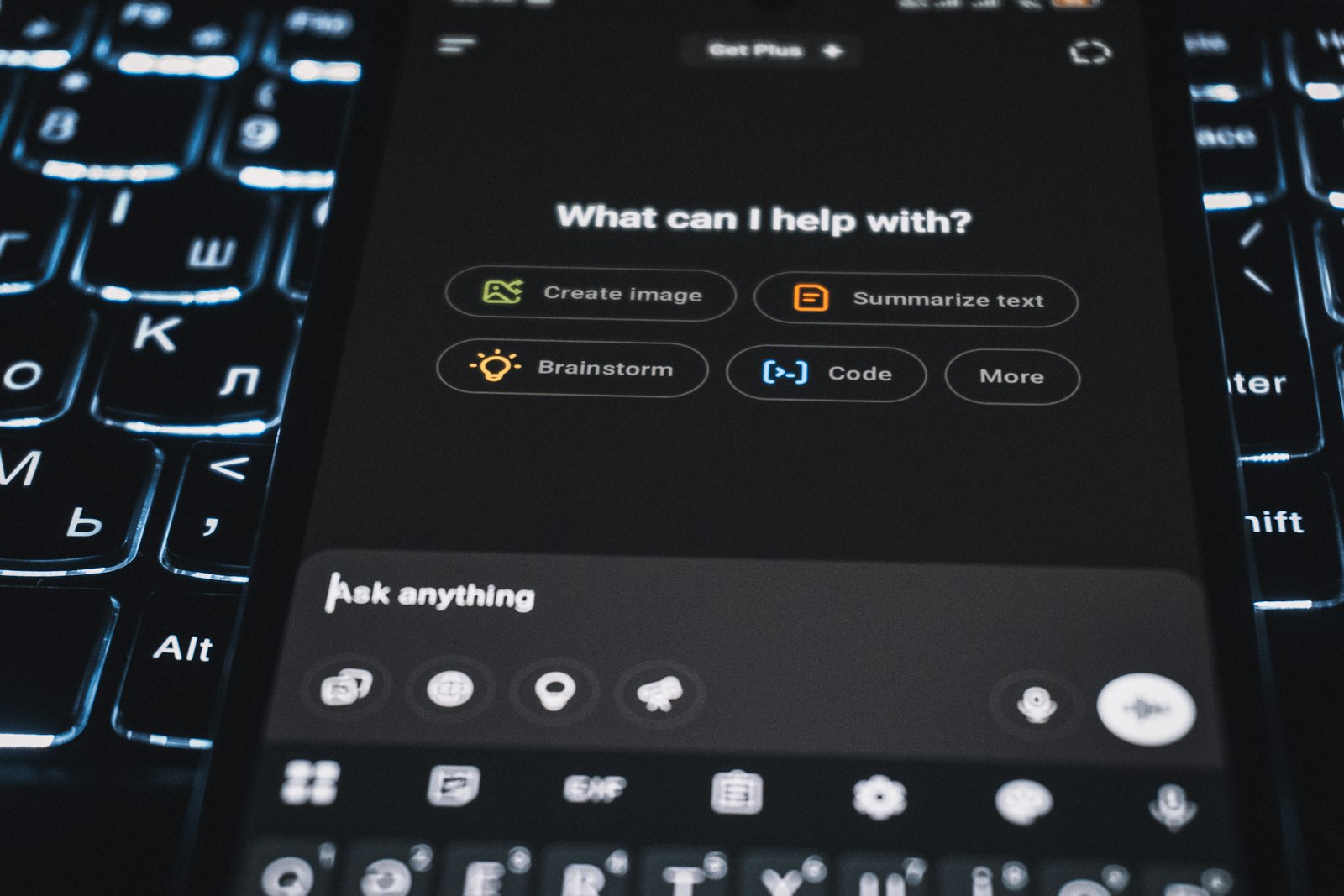Smartphone met de interface van een AI-assistent