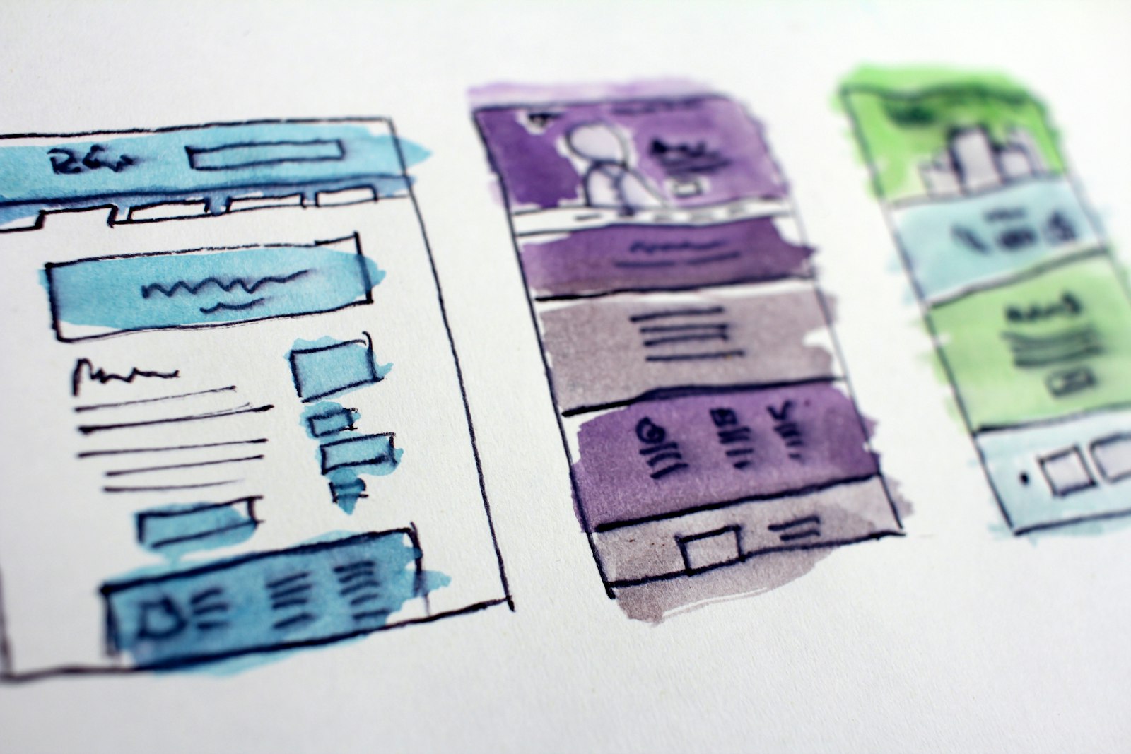 Schetsen van website-wireframes in waterverf
