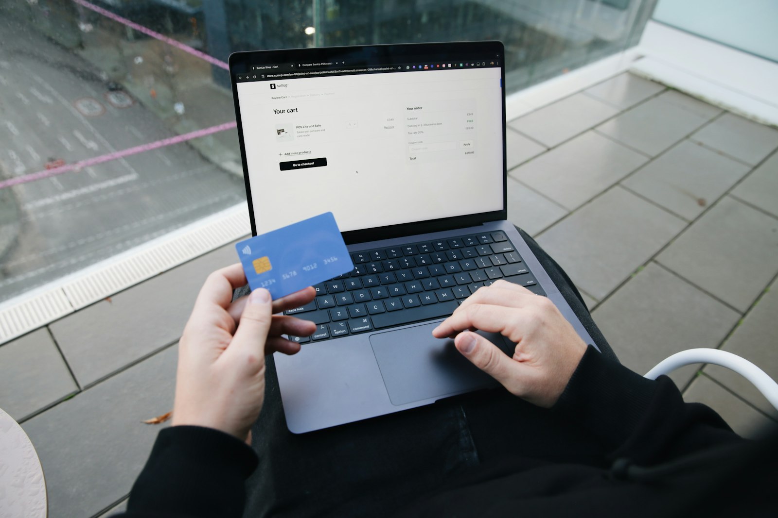 Klant betaalt online met creditcard op een laptop